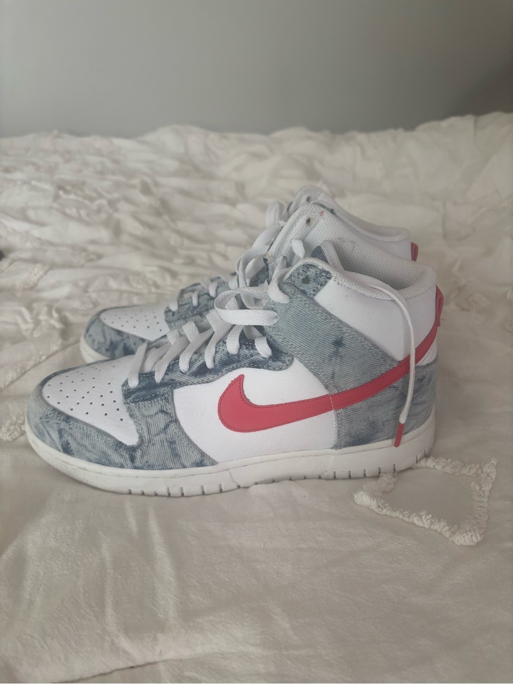 Nike Mid-Top Sneakers in White and orangeish red